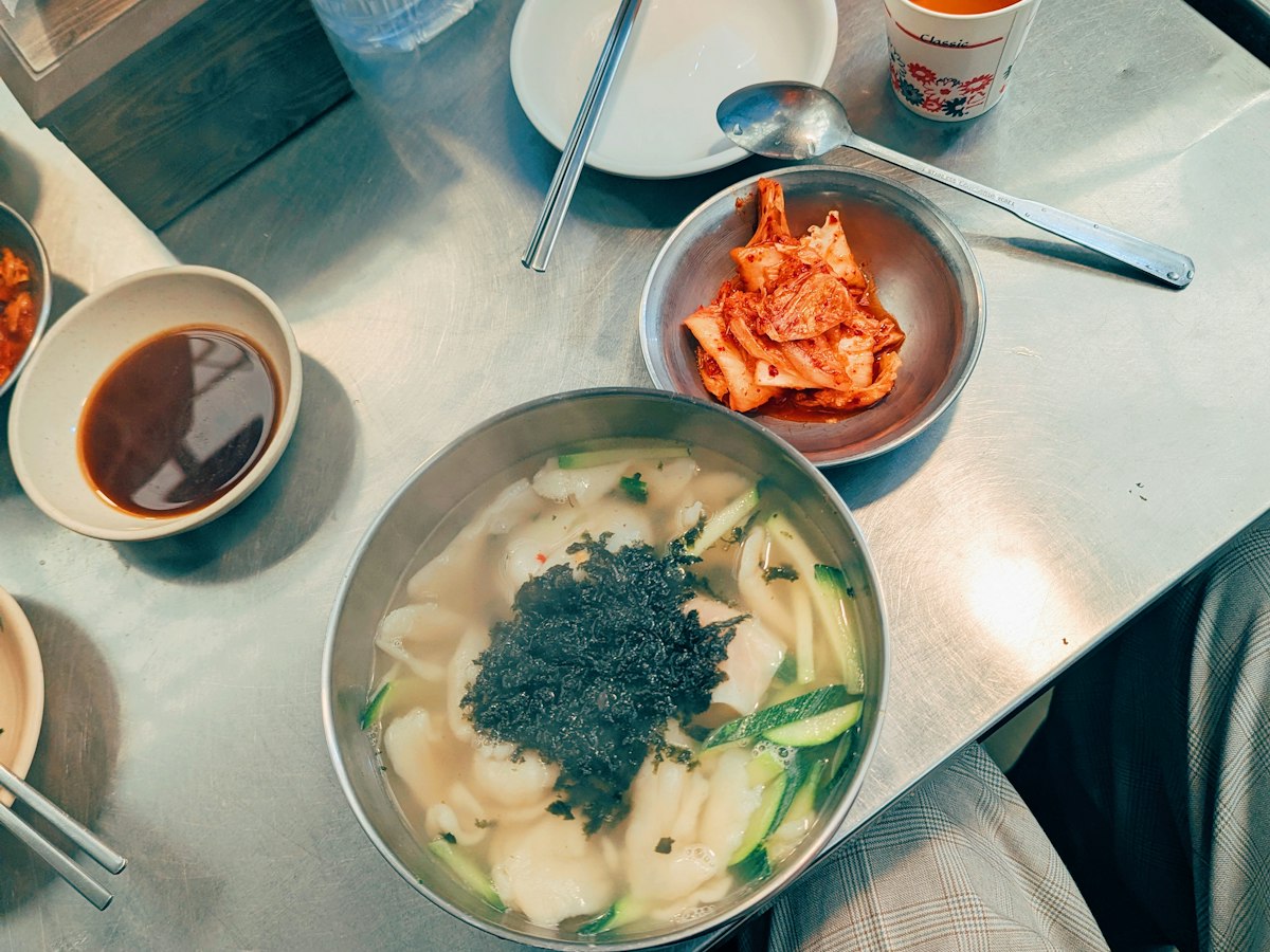 김치와 함께 차려진 손칼국수